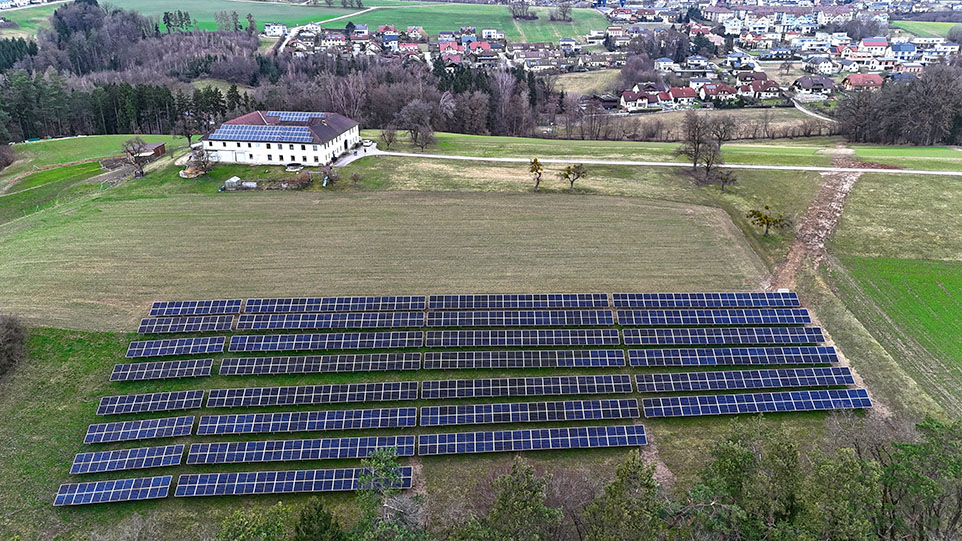 PV Anlage Freifläche bei einem Bauernhof